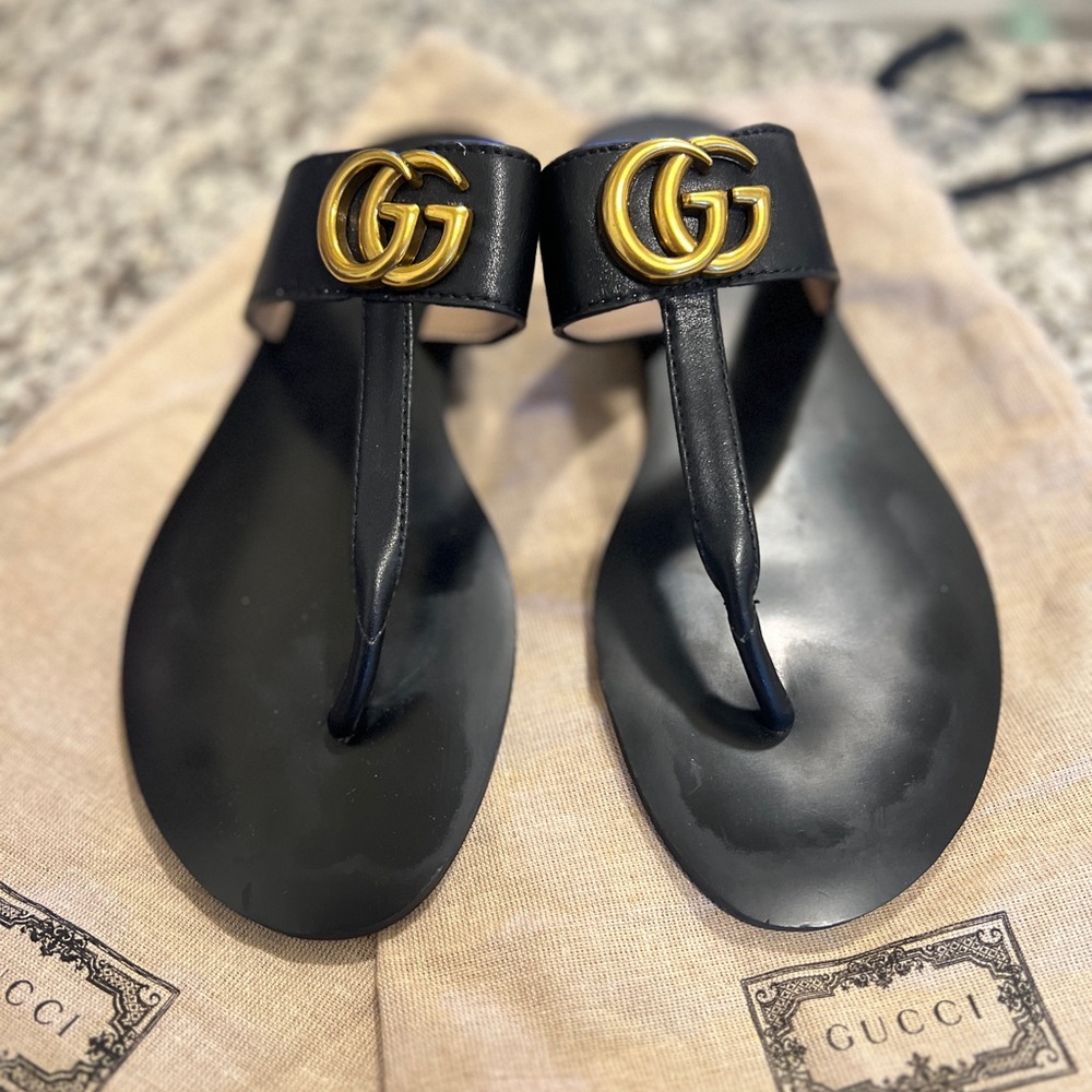 Gucci Black Leather GG Marmont Thong Sandals with Gold hardware